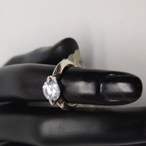 Elegant Silver-Colored Fashion Ring with Clear Stone – Size S, NWOT
